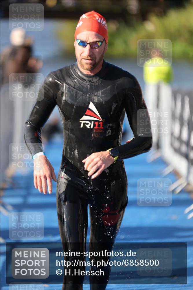 25.08.2024 - Elbe Triathlon Hamburg H.Heesch http://msf.ph/oto/6858500 25.08.2024 09:08:33 Schwimmen 319, 391 meine-sportfotos.de