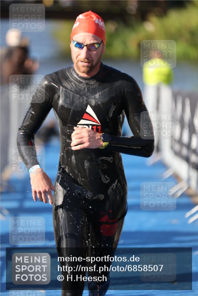 25.08.2024 - Elbe Triathlon Hamburg H.Heesch http://msf.ph/oto/6858507 25.08.2024 09:08:33 Schwimmen 319, 391 meine-sportfotos.de