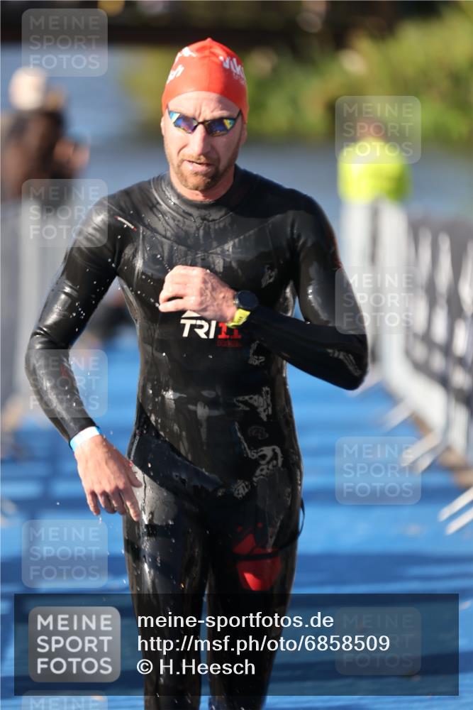 25.08.2024 - Elbe Triathlon Hamburg H.Heesch http://msf.ph/oto/6858509 25.08.2024 09:08:33 Schwimmen 319, 391 meine-sportfotos.de