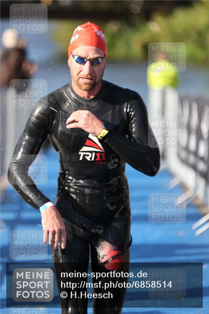 25.08.2024 - Elbe Triathlon Hamburg H.Heesch http://msf.ph/oto/6858514 25.08.2024 09:08:33 Schwimmen 319, 391 meine-sportfotos.de