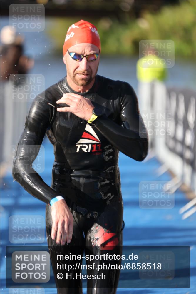25.08.2024 - Elbe Triathlon Hamburg H.Heesch http://msf.ph/oto/6858518 25.08.2024 09:08:33 Schwimmen 319, 391 meine-sportfotos.de