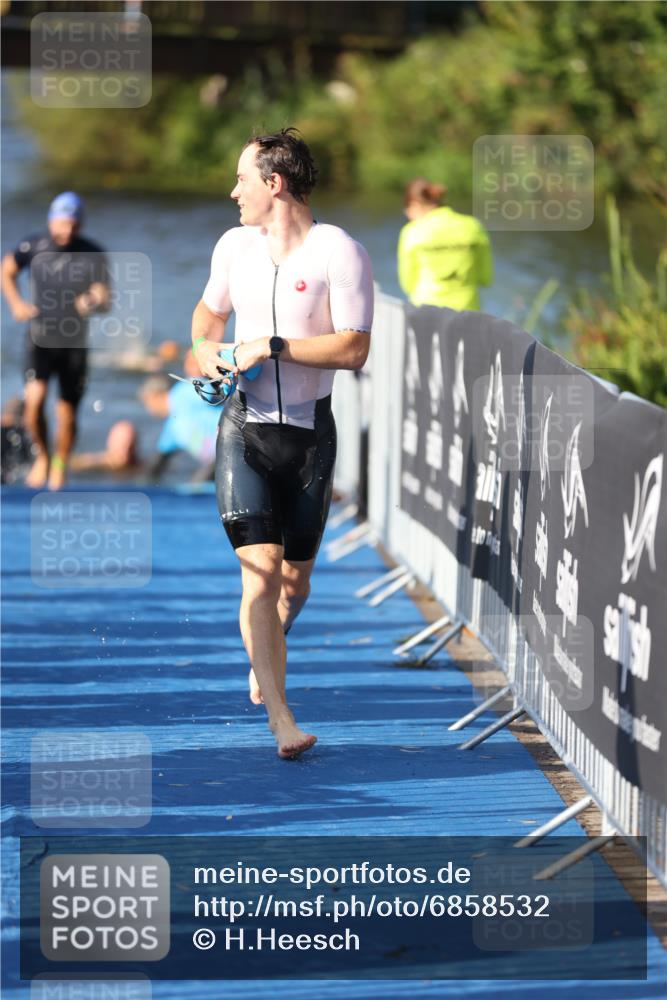 25.08.2024 - Elbe Triathlon Hamburg H.Heesch http://msf.ph/oto/6858532 25.08.2024 09:09:23 Schwimmen 199, 200, 213, 267, 327 meine-sportfotos.de