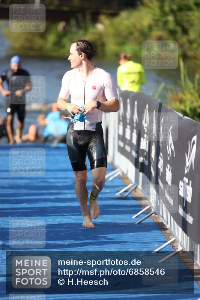 25.08.2024 - Elbe Triathlon Hamburg H.Heesch http://msf.ph/oto/6858546 25.08.2024 09:09:23 Schwimmen 199, 200, 213, 267, 327 meine-sportfotos.de
