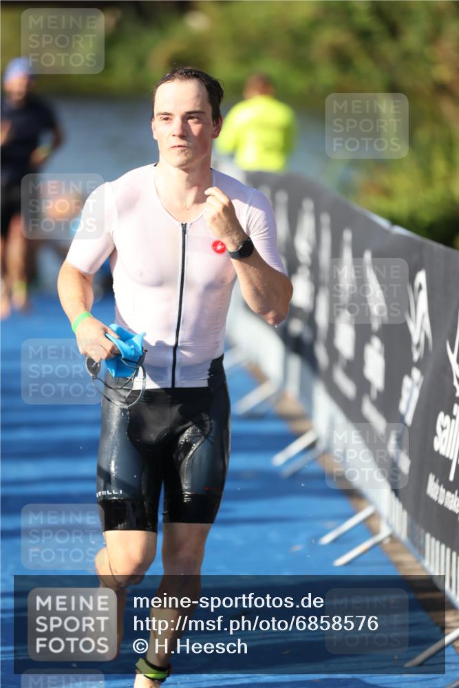 25.08.2024 - Elbe Triathlon Hamburg H.Heesch http://msf.ph/oto/6858576 25.08.2024 09:09:24 Schwimmen 199, 200, 213, 267, 327 meine-sportfotos.de