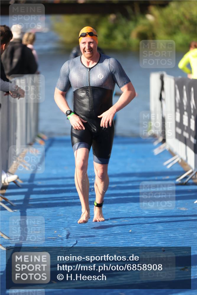25.08.2024 - Elbe Triathlon Hamburg H.Heesch http://msf.ph/oto/6858908 25.08.2024 09:09:47 Schwimmen 200, 213, 246, 267, 327, 328, 339 meine-sportfotos.de