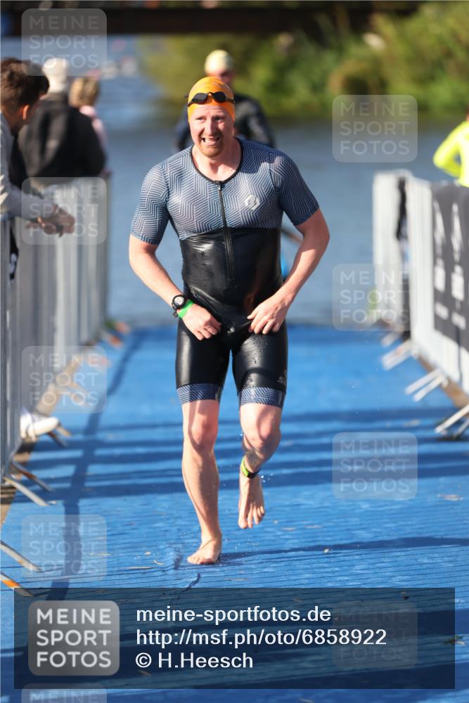 25.08.2024 - Elbe Triathlon Hamburg H.Heesch http://msf.ph/oto/6858922 25.08.2024 09:09:47 Schwimmen 200, 213, 246, 267, 327, 328, 339 meine-sportfotos.de