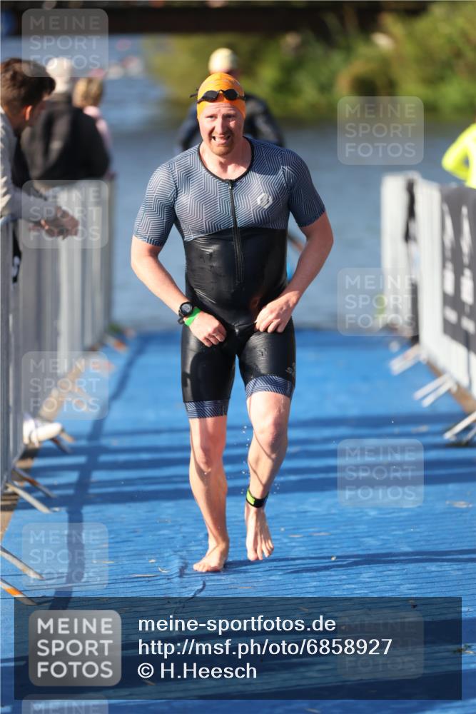 25.08.2024 - Elbe Triathlon Hamburg H.Heesch http://msf.ph/oto/6858927 25.08.2024 09:09:47 Schwimmen 200, 213, 246, 267, 327, 328, 339 meine-sportfotos.de