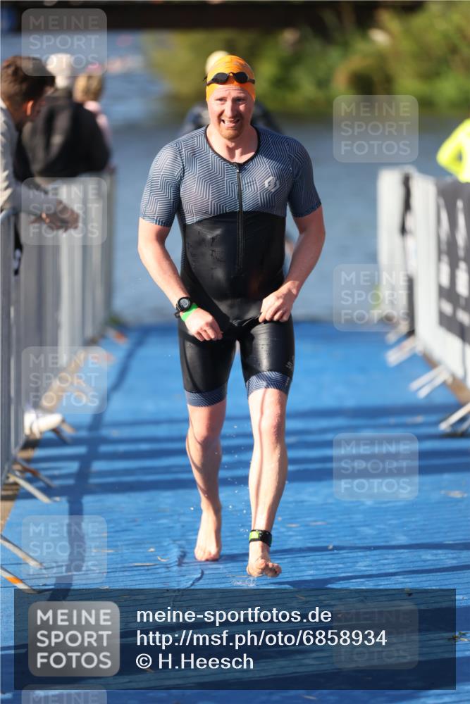 25.08.2024 - Elbe Triathlon Hamburg H.Heesch http://msf.ph/oto/6858934 25.08.2024 09:09:48 Schwimmen 200, 213, 246, 267, 327, 328, 339 meine-sportfotos.de