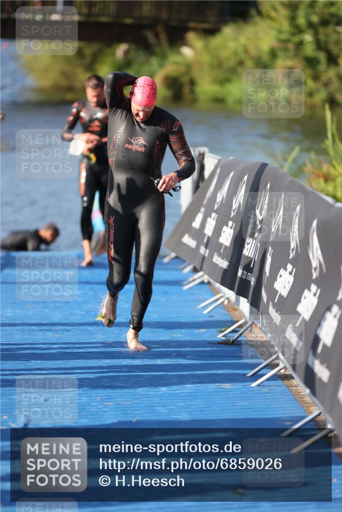 25.08.2024 - Elbe Triathlon Hamburg H.Heesch http://msf.ph/oto/6859026 25.08.2024 09:10:43 Schwimmen 345, 433 meine-sportfotos.de