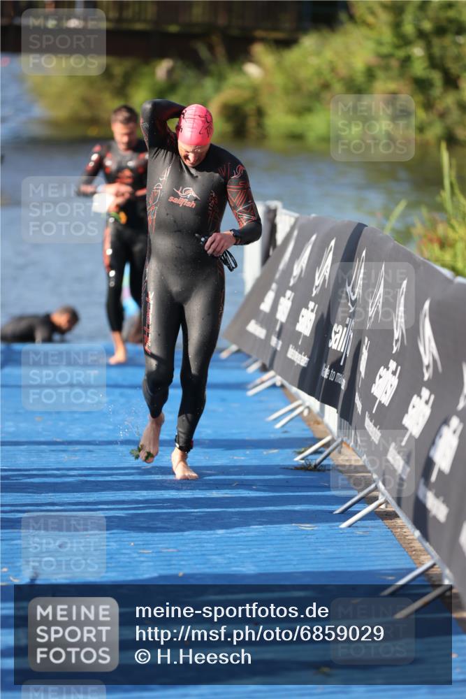 25.08.2024 - Elbe Triathlon Hamburg H.Heesch http://msf.ph/oto/6859029 25.08.2024 09:10:43 Schwimmen 345, 433 meine-sportfotos.de