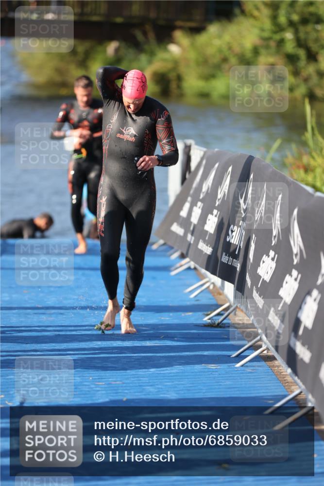 25.08.2024 - Elbe Triathlon Hamburg H.Heesch http://msf.ph/oto/6859033 25.08.2024 09:10:43 Schwimmen 345, 433 meine-sportfotos.de