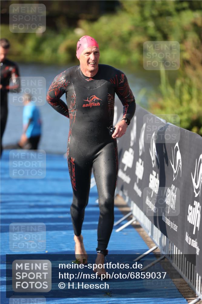 25.08.2024 - Elbe Triathlon Hamburg H.Heesch http://msf.ph/oto/6859037 25.08.2024 09:10:44 Schwimmen 345, 433 meine-sportfotos.de