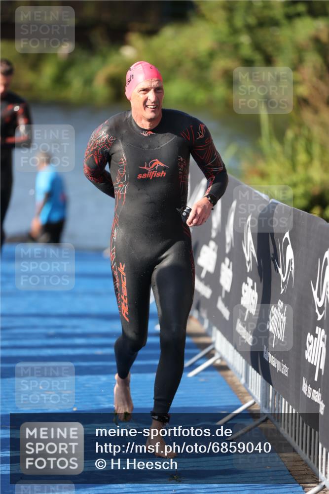 25.08.2024 - Elbe Triathlon Hamburg H.Heesch http://msf.ph/oto/6859040 25.08.2024 09:10:45 Schwimmen 345, 433 meine-sportfotos.de