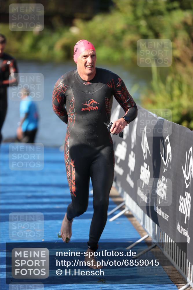 25.08.2024 - Elbe Triathlon Hamburg H.Heesch http://msf.ph/oto/6859045 25.08.2024 09:10:45 Schwimmen 345, 433 meine-sportfotos.de
