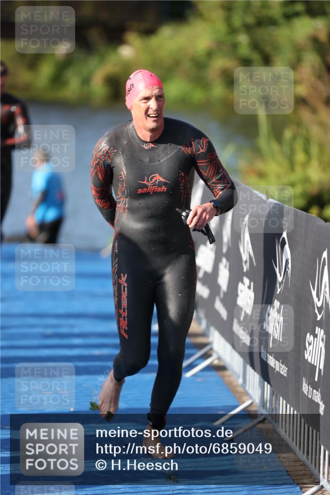 25.08.2024 - Elbe Triathlon Hamburg H.Heesch http://msf.ph/oto/6859049 25.08.2024 09:10:45 Schwimmen 345, 433 meine-sportfotos.de