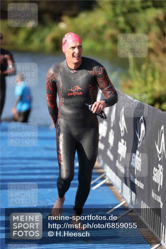 25.08.2024 - Elbe Triathlon Hamburg H.Heesch http://msf.ph/oto/6859055 25.08.2024 09:10:45 Schwimmen 345, 433 meine-sportfotos.de