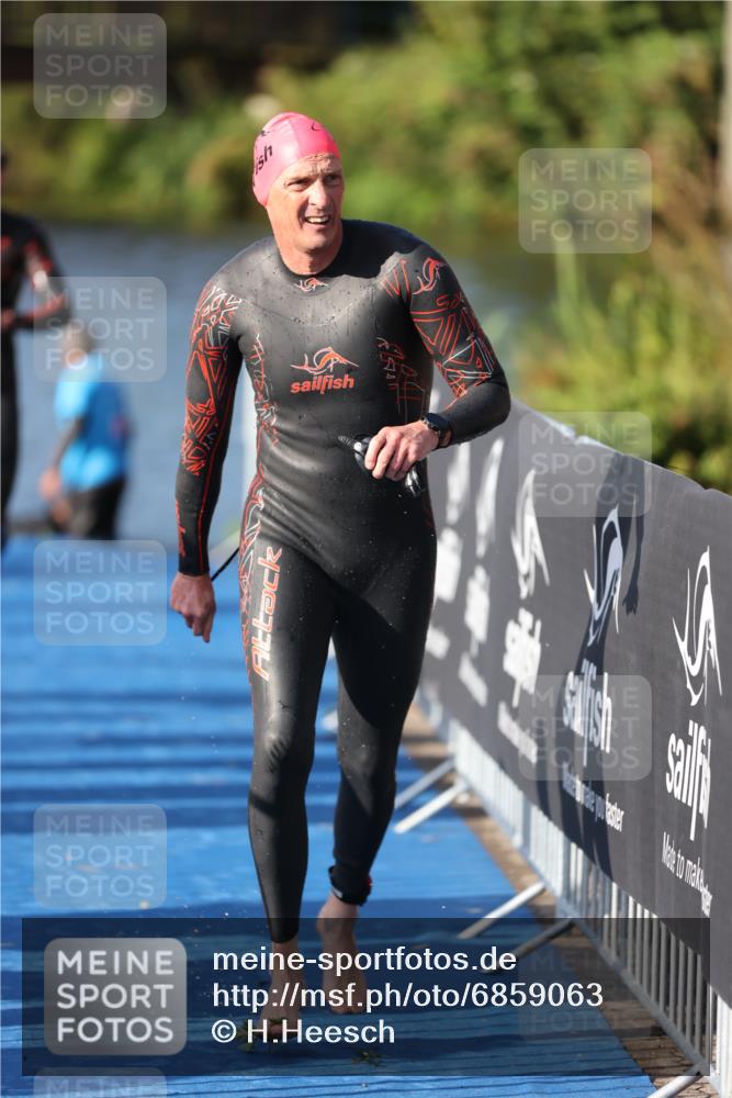 25.08.2024 - Elbe Triathlon Hamburg H.Heesch http://msf.ph/oto/6859063 25.08.2024 09:10:45 Schwimmen 345, 433 meine-sportfotos.de