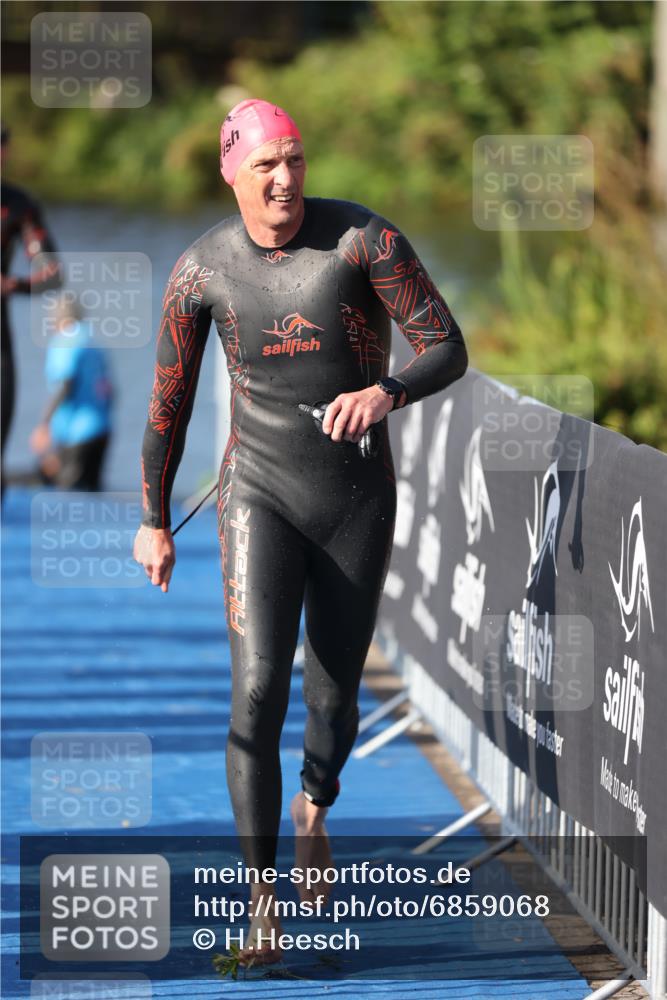 25.08.2024 - Elbe Triathlon Hamburg H.Heesch http://msf.ph/oto/6859068 25.08.2024 09:10:45 Schwimmen 345, 433 meine-sportfotos.de