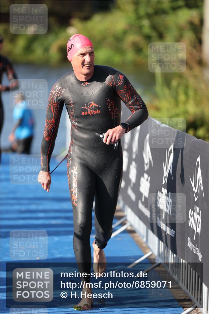 25.08.2024 - Elbe Triathlon Hamburg H.Heesch http://msf.ph/oto/6859071 25.08.2024 09:10:45 Schwimmen 345, 433 meine-sportfotos.de