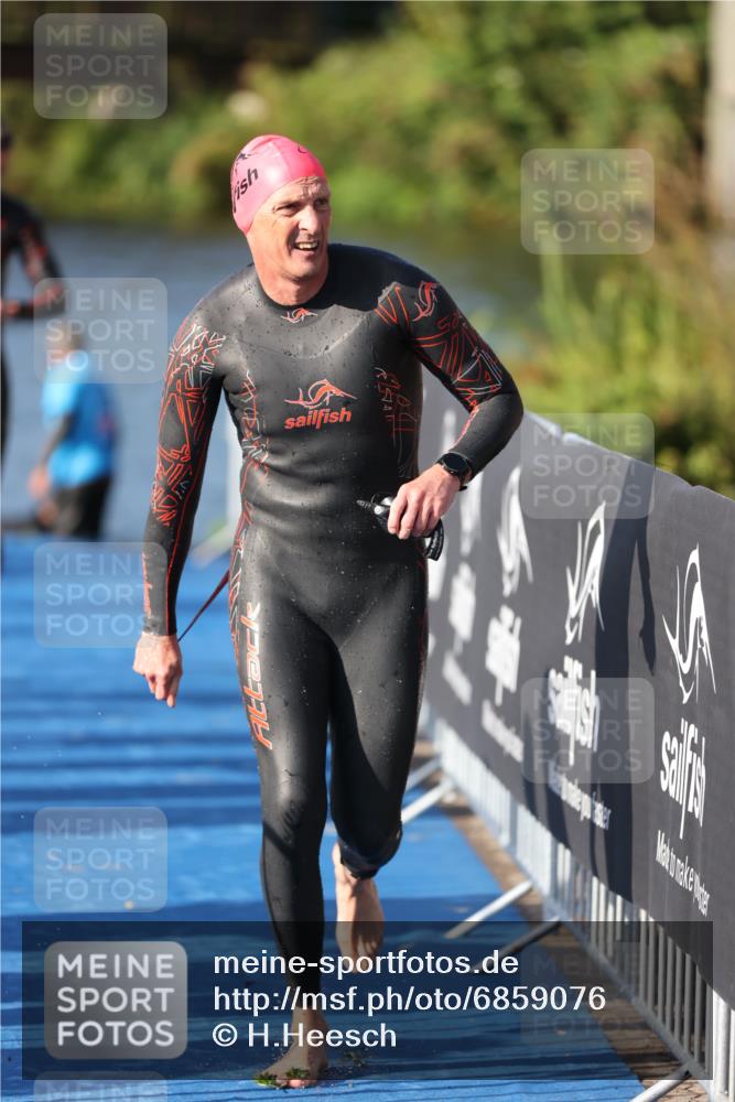 25.08.2024 - Elbe Triathlon Hamburg H.Heesch http://msf.ph/oto/6859076 25.08.2024 09:10:45 Schwimmen 345, 433 meine-sportfotos.de