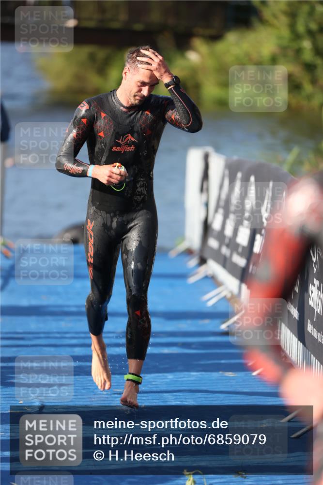 25.08.2024 - Elbe Triathlon Hamburg H.Heesch http://msf.ph/oto/6859079 25.08.2024 09:10:47 Schwimmen 345, 433 meine-sportfotos.de
