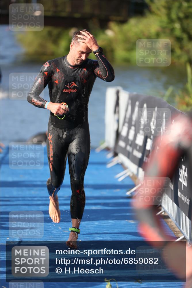 25.08.2024 - Elbe Triathlon Hamburg H.Heesch http://msf.ph/oto/6859082 25.08.2024 09:10:47 Schwimmen 345, 433 meine-sportfotos.de