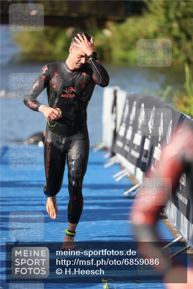 25.08.2024 - Elbe Triathlon Hamburg H.Heesch http://msf.ph/oto/6859086 25.08.2024 09:10:47 Schwimmen 345, 433 meine-sportfotos.de