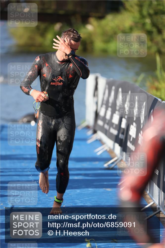25.08.2024 - Elbe Triathlon Hamburg H.Heesch http://msf.ph/oto/6859091 25.08.2024 09:10:47 Schwimmen 345, 433 meine-sportfotos.de