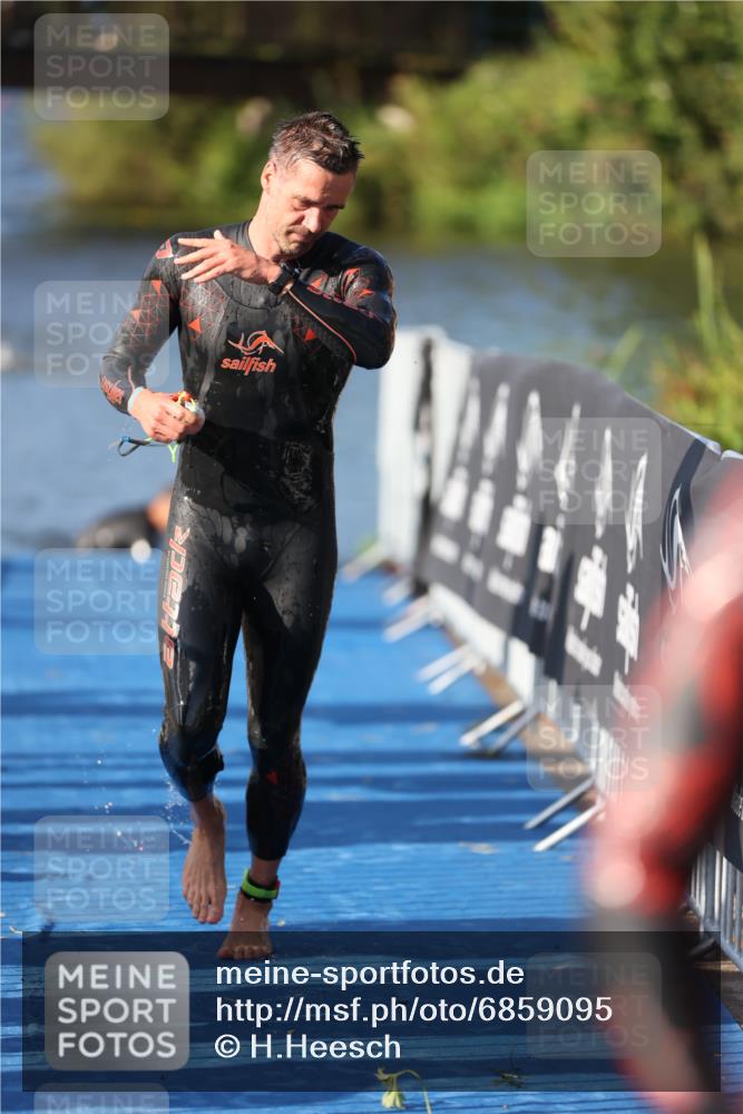 25.08.2024 - Elbe Triathlon Hamburg H.Heesch http://msf.ph/oto/6859095 25.08.2024 09:10:47 Schwimmen 345, 433 meine-sportfotos.de