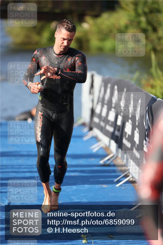 25.08.2024 - Elbe Triathlon Hamburg H.Heesch http://msf.ph/oto/6859099 25.08.2024 09:10:47 Schwimmen 345, 433 meine-sportfotos.de