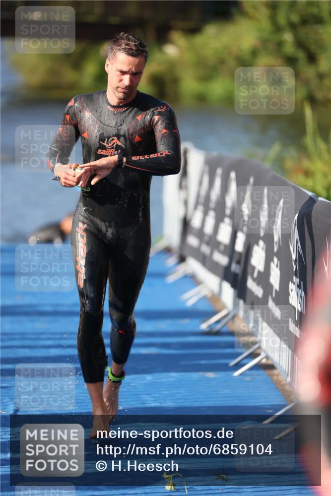 25.08.2024 - Elbe Triathlon Hamburg H.Heesch http://msf.ph/oto/6859104 25.08.2024 09:10:47 Schwimmen 345, 433 meine-sportfotos.de