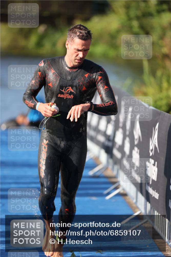 25.08.2024 - Elbe Triathlon Hamburg H.Heesch http://msf.ph/oto/6859107 25.08.2024 09:10:48 Schwimmen 345, 433 meine-sportfotos.de