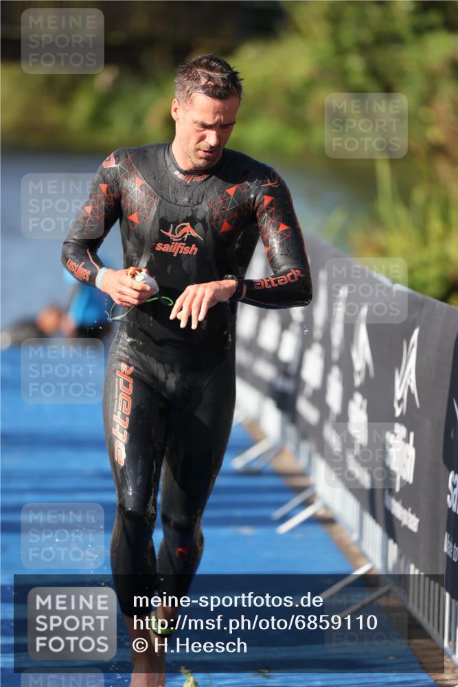 25.08.2024 - Elbe Triathlon Hamburg H.Heesch http://msf.ph/oto/6859110 25.08.2024 09:10:48 Schwimmen 345, 433 meine-sportfotos.de