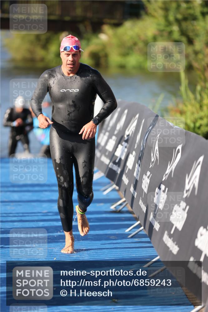 25.08.2024 - Elbe Triathlon Hamburg H.Heesch http://msf.ph/oto/6859243 25.08.2024 09:11:17 Schwimmen 336, 396, 399 meine-sportfotos.de