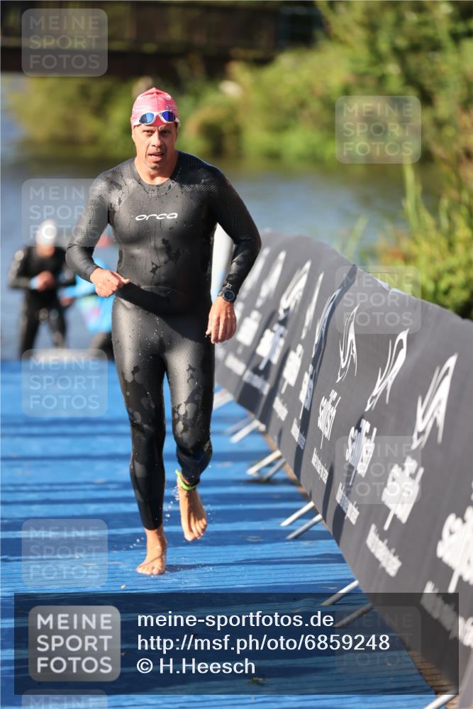 25.08.2024 - Elbe Triathlon Hamburg H.Heesch http://msf.ph/oto/6859248 25.08.2024 09:11:17 Schwimmen 336, 396, 399 meine-sportfotos.de