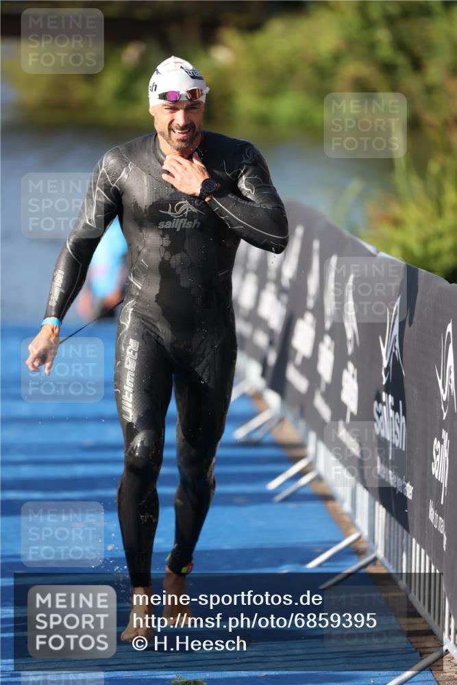 25.08.2024 - Elbe Triathlon Hamburg H.Heesch http://msf.ph/oto/6859395 25.08.2024 09:11:25 Schwimmen 336, 396, 399 meine-sportfotos.de