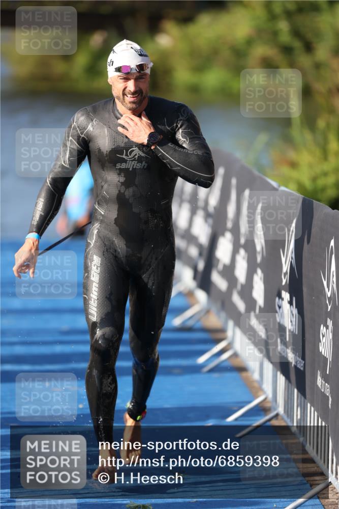 25.08.2024 - Elbe Triathlon Hamburg H.Heesch http://msf.ph/oto/6859398 25.08.2024 09:11:25 Schwimmen 336, 396, 399 meine-sportfotos.de