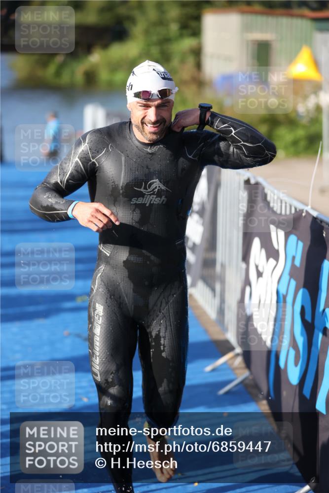 25.08.2024 - Elbe Triathlon Hamburg H.Heesch http://msf.ph/oto/6859447 25.08.2024 09:11:27 Schwimmen 336, 396, 399 meine-sportfotos.de