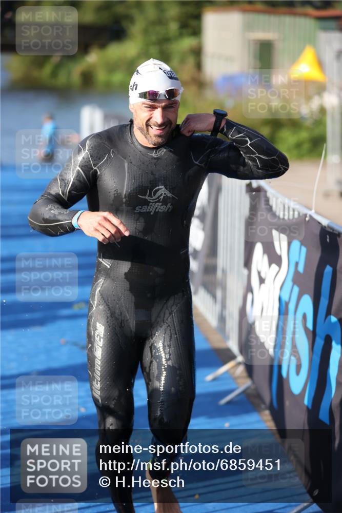 25.08.2024 - Elbe Triathlon Hamburg H.Heesch http://msf.ph/oto/6859451 25.08.2024 09:11:27 Schwimmen 336, 396, 399 meine-sportfotos.de