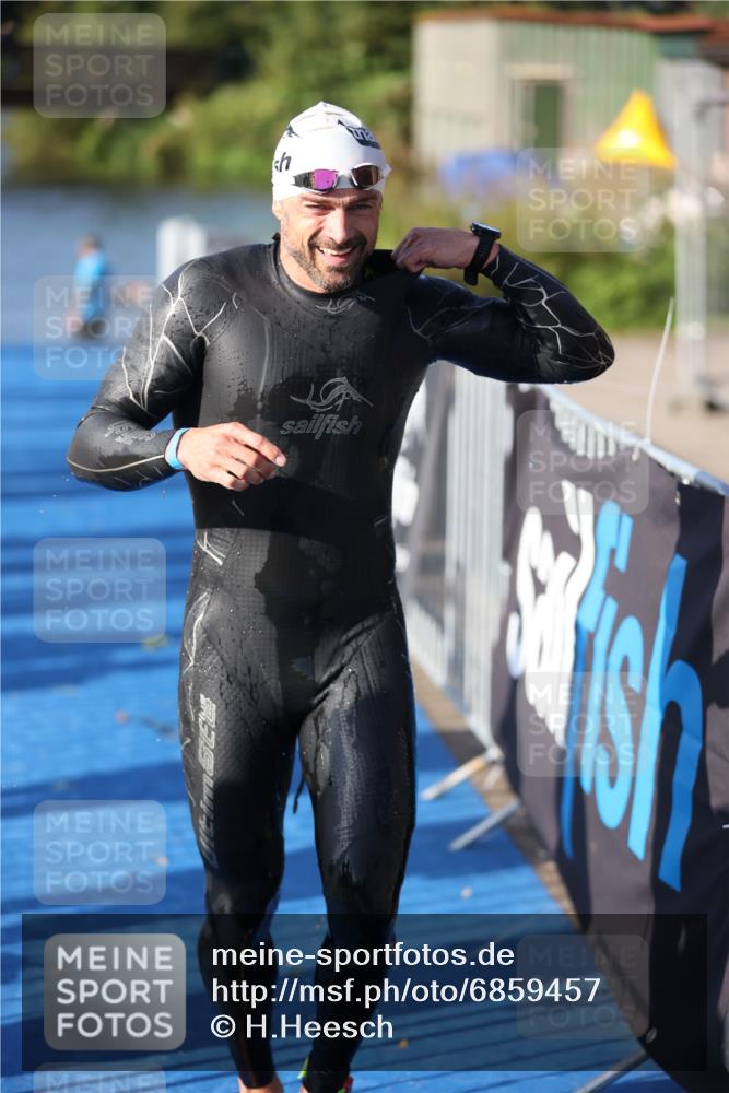 25.08.2024 - Elbe Triathlon Hamburg H.Heesch http://msf.ph/oto/6859457 25.08.2024 09:11:27 Schwimmen 336, 396, 399 meine-sportfotos.de