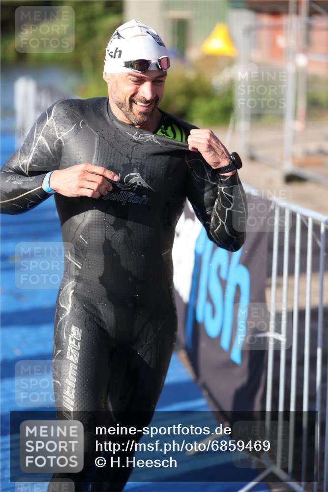 25.08.2024 - Elbe Triathlon Hamburg H.Heesch http://msf.ph/oto/6859469 25.08.2024 09:11:28 Schwimmen 336, 396, 399 meine-sportfotos.de