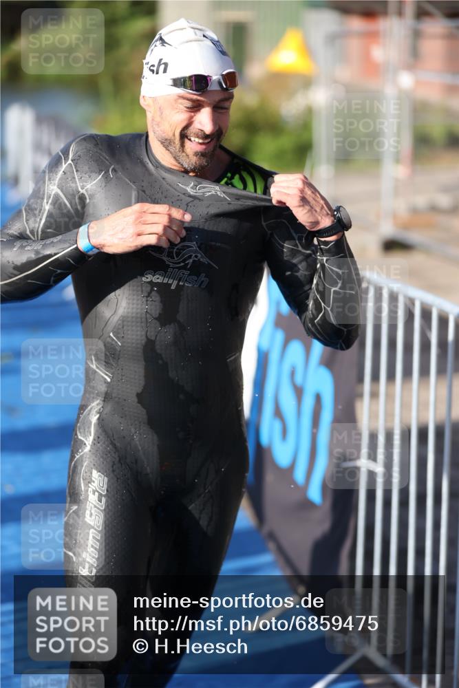 25.08.2024 - Elbe Triathlon Hamburg H.Heesch http://msf.ph/oto/6859475 25.08.2024 09:11:28 Schwimmen 336, 396, 399 meine-sportfotos.de