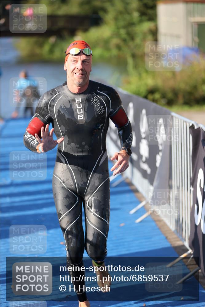 25.08.2024 - Elbe Triathlon Hamburg H.Heesch http://msf.ph/oto/6859537 25.08.2024 09:11:45 Schwimmen 424 meine-sportfotos.de