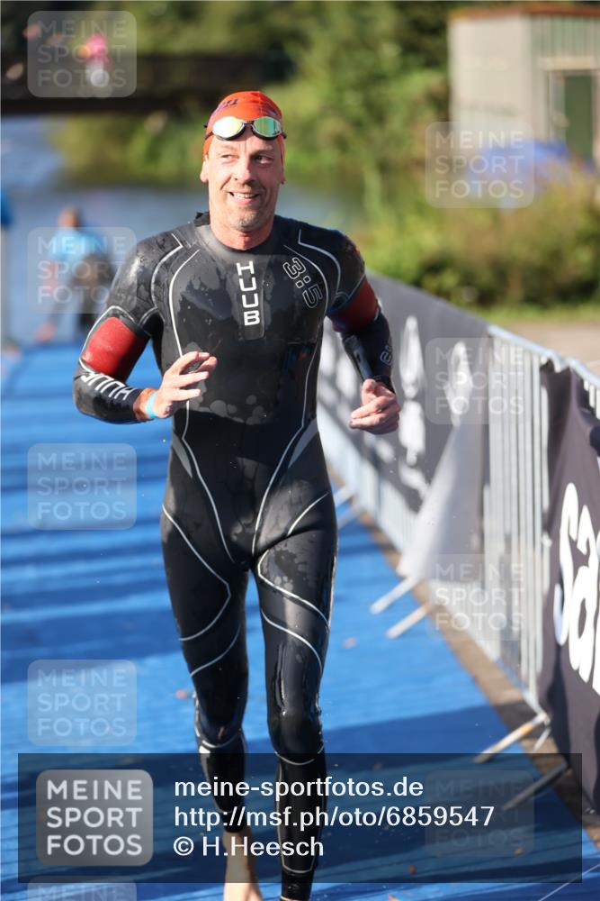 25.08.2024 - Elbe Triathlon Hamburg H.Heesch http://msf.ph/oto/6859547 25.08.2024 09:11:45 Schwimmen 424 meine-sportfotos.de