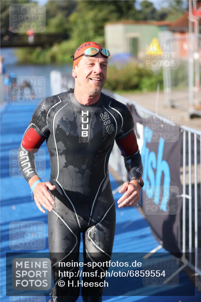 25.08.2024 - Elbe Triathlon Hamburg H.Heesch http://msf.ph/oto/6859554 25.08.2024 09:11:46 Schwimmen 424 meine-sportfotos.de