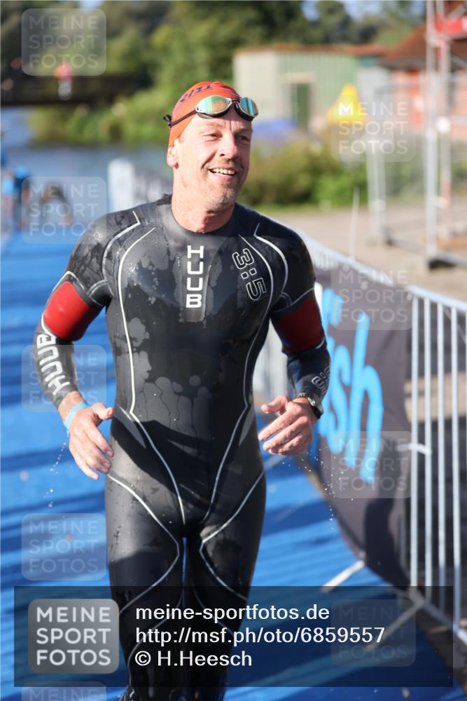 25.08.2024 - Elbe Triathlon Hamburg H.Heesch http://msf.ph/oto/6859557 25.08.2024 09:11:46 Schwimmen 424 meine-sportfotos.de