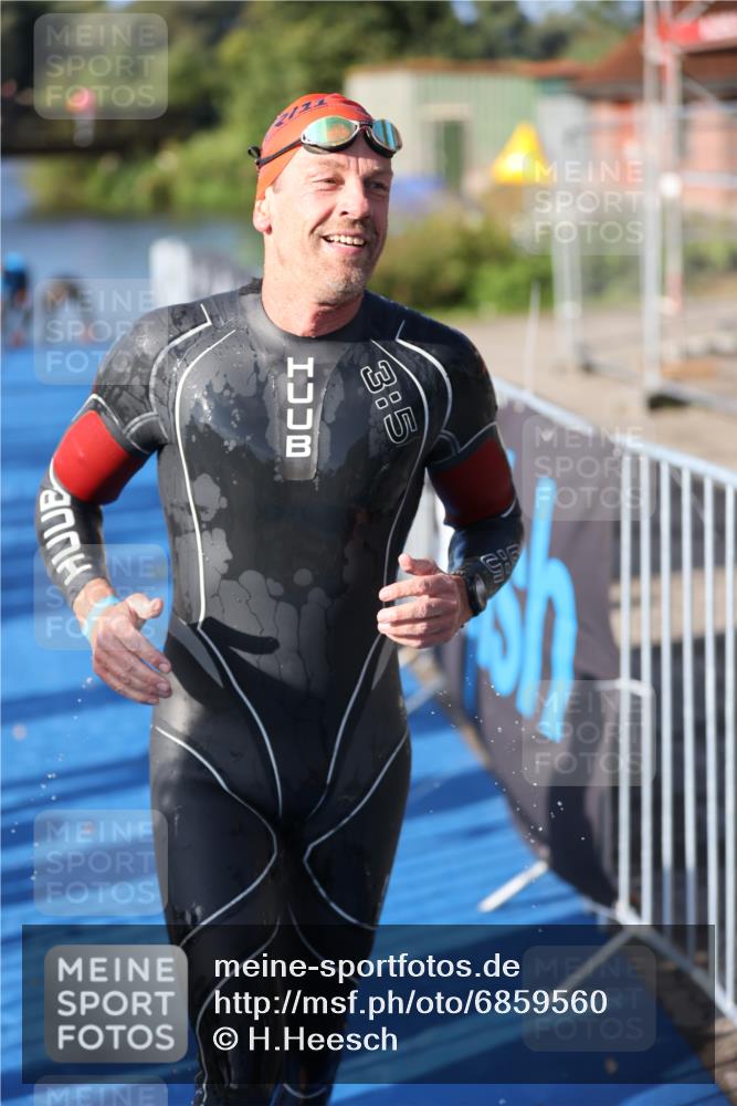 25.08.2024 - Elbe Triathlon Hamburg H.Heesch http://msf.ph/oto/6859560 25.08.2024 09:11:46 Schwimmen 424 meine-sportfotos.de