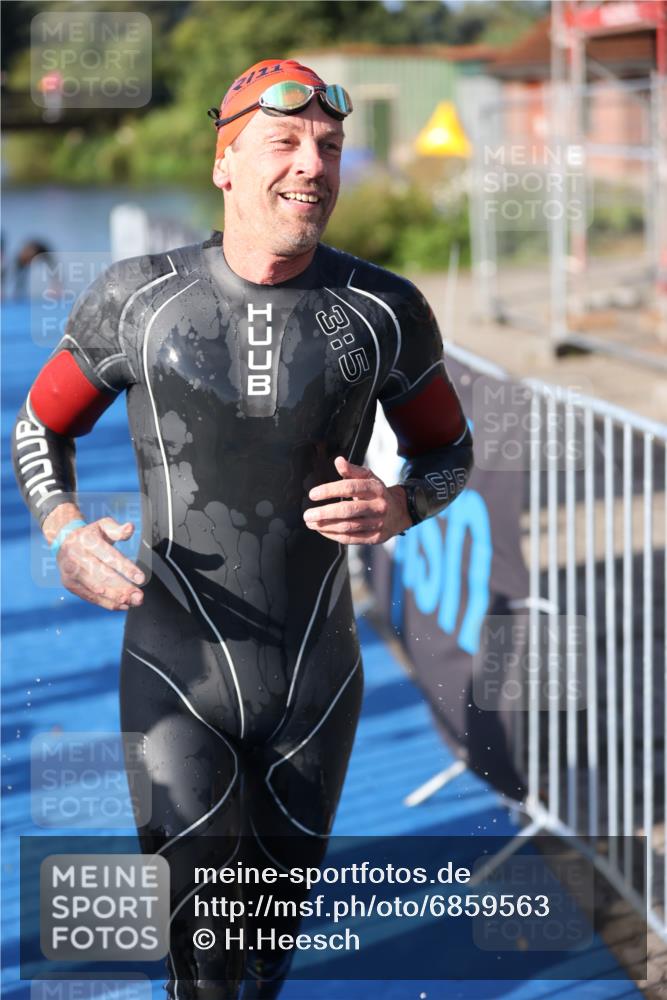 25.08.2024 - Elbe Triathlon Hamburg H.Heesch http://msf.ph/oto/6859563 25.08.2024 09:11:47 Schwimmen 424 meine-sportfotos.de
