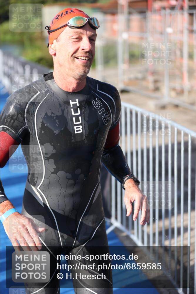 25.08.2024 - Elbe Triathlon Hamburg H.Heesch http://msf.ph/oto/6859585 25.08.2024 09:11:47 Schwimmen 424 meine-sportfotos.de