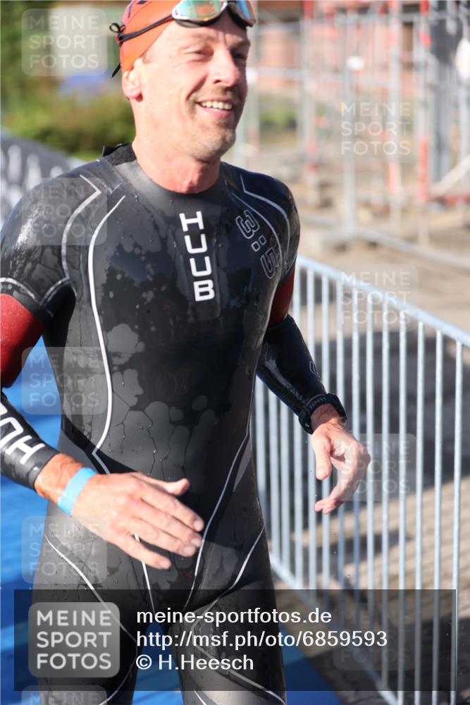 25.08.2024 - Elbe Triathlon Hamburg H.Heesch http://msf.ph/oto/6859593 25.08.2024 09:11:47 Schwimmen 424 meine-sportfotos.de